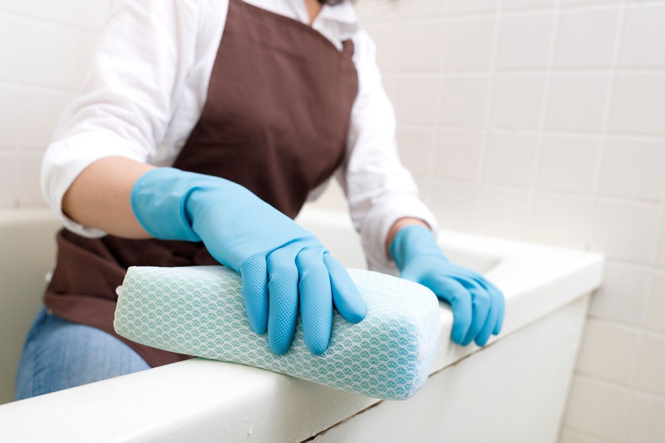 日本人女性のお風呂のクリーニング