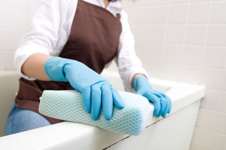 日本人女性のお風呂のクリーニング