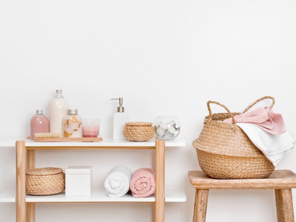 木製の棚、スツール、スキンケア製品とスパ バスルーム インテリア