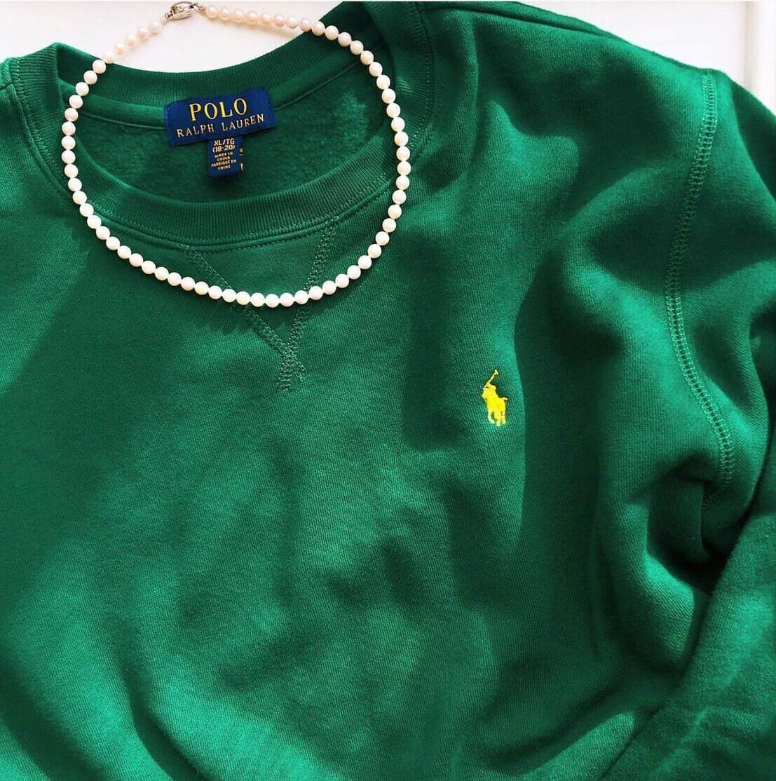 グリーンスウェットにパールネックレス