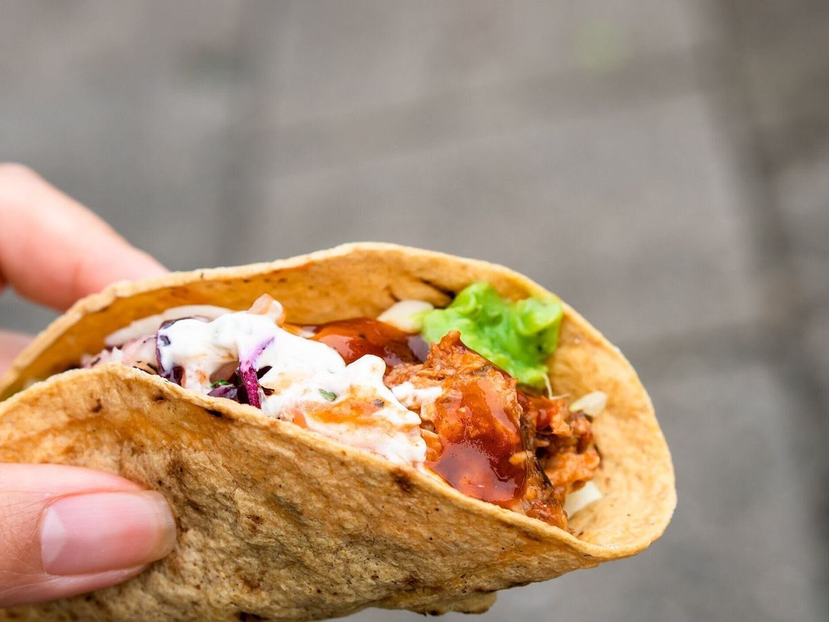 メキシコの伝統的な自家製タコスとプルドポークビーフチリコンカーン、トマトサラダ、アボカドグアカモレとディップソース添え