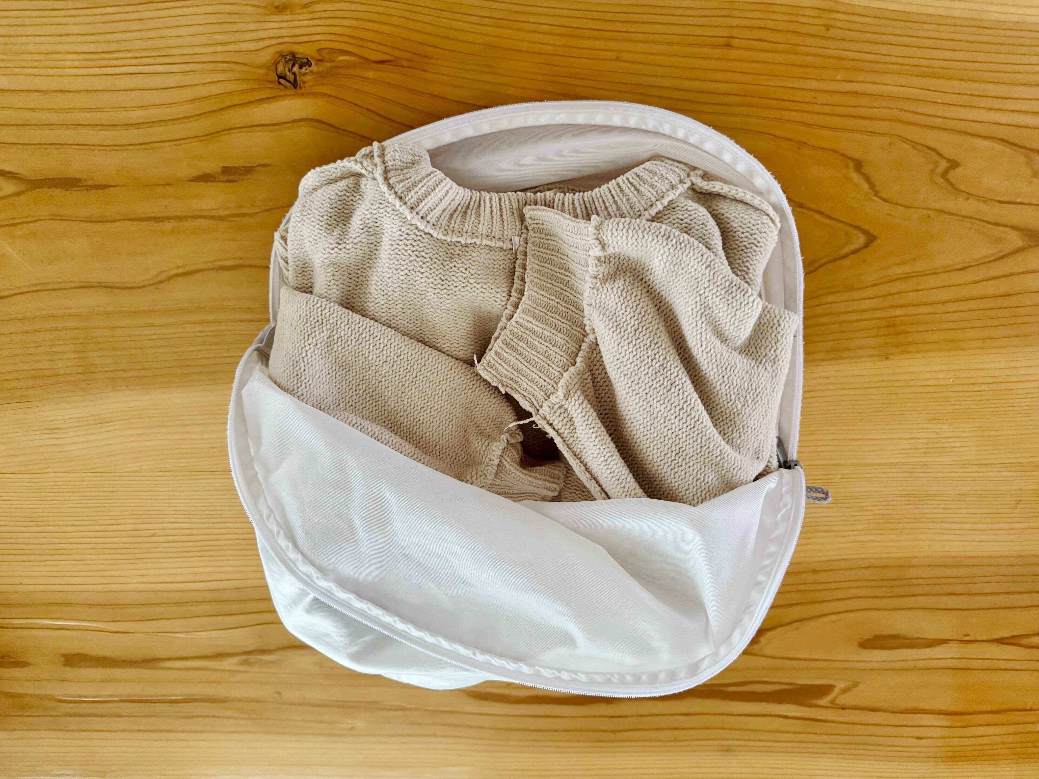 ニットを洗濯ネットに入れる