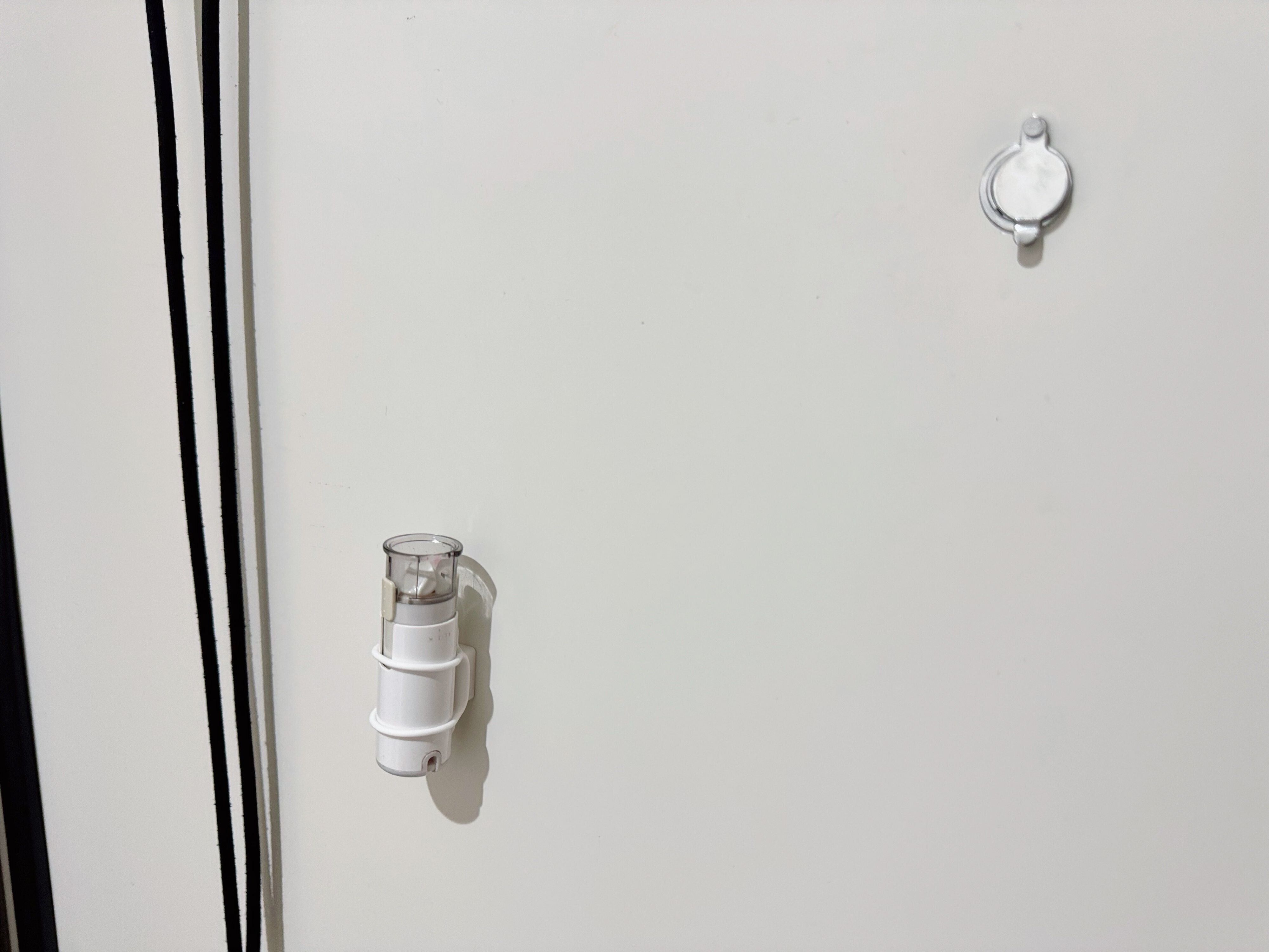 玄関ドアにくっつく「ハンコ」ホルダー