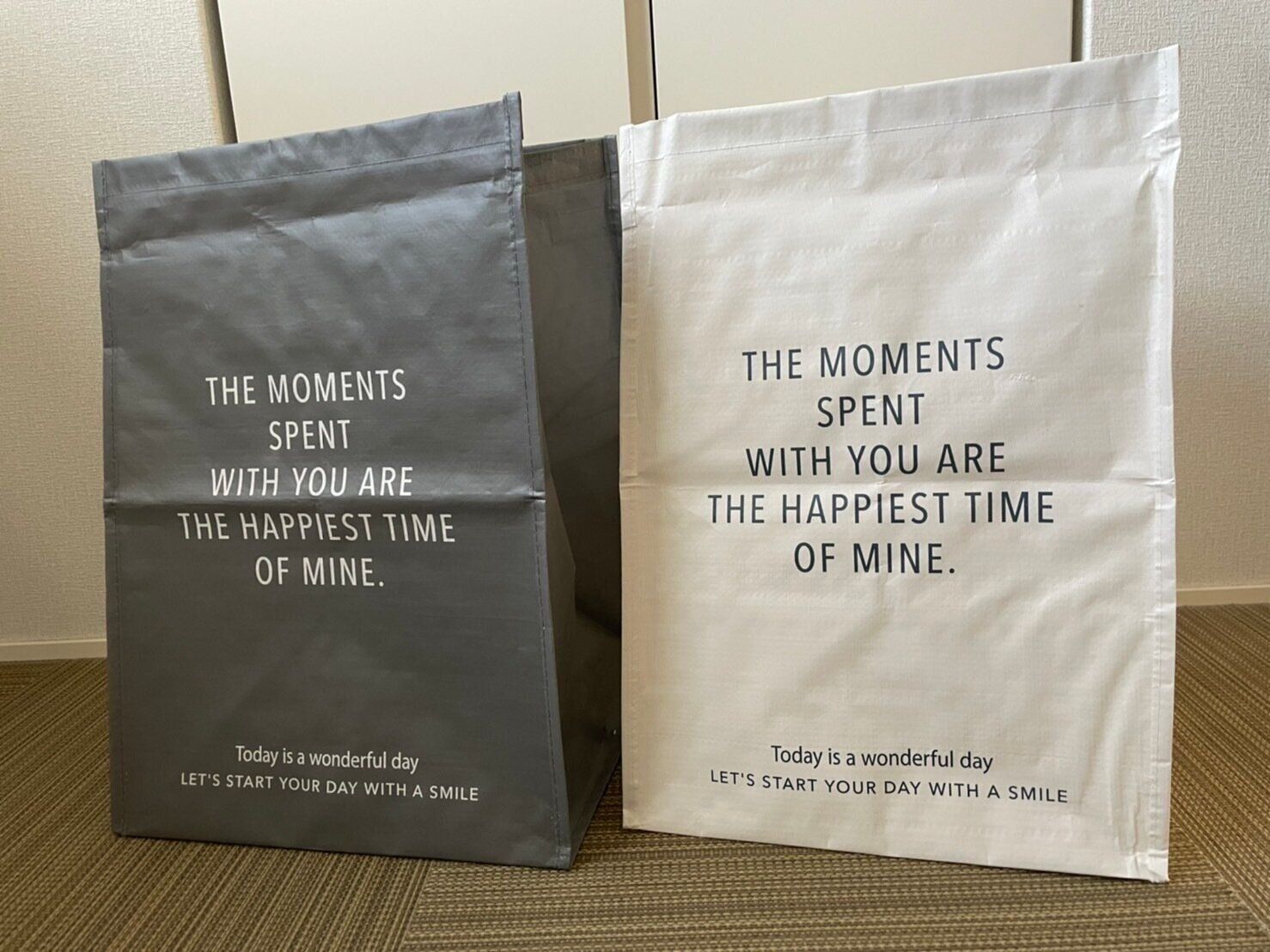 色はホワイトとグレーの2色で、お部屋の雰囲気に合わせて選べるのもうれしいですね。両方の色が可愛いので、我が家では2色並べて使っています。