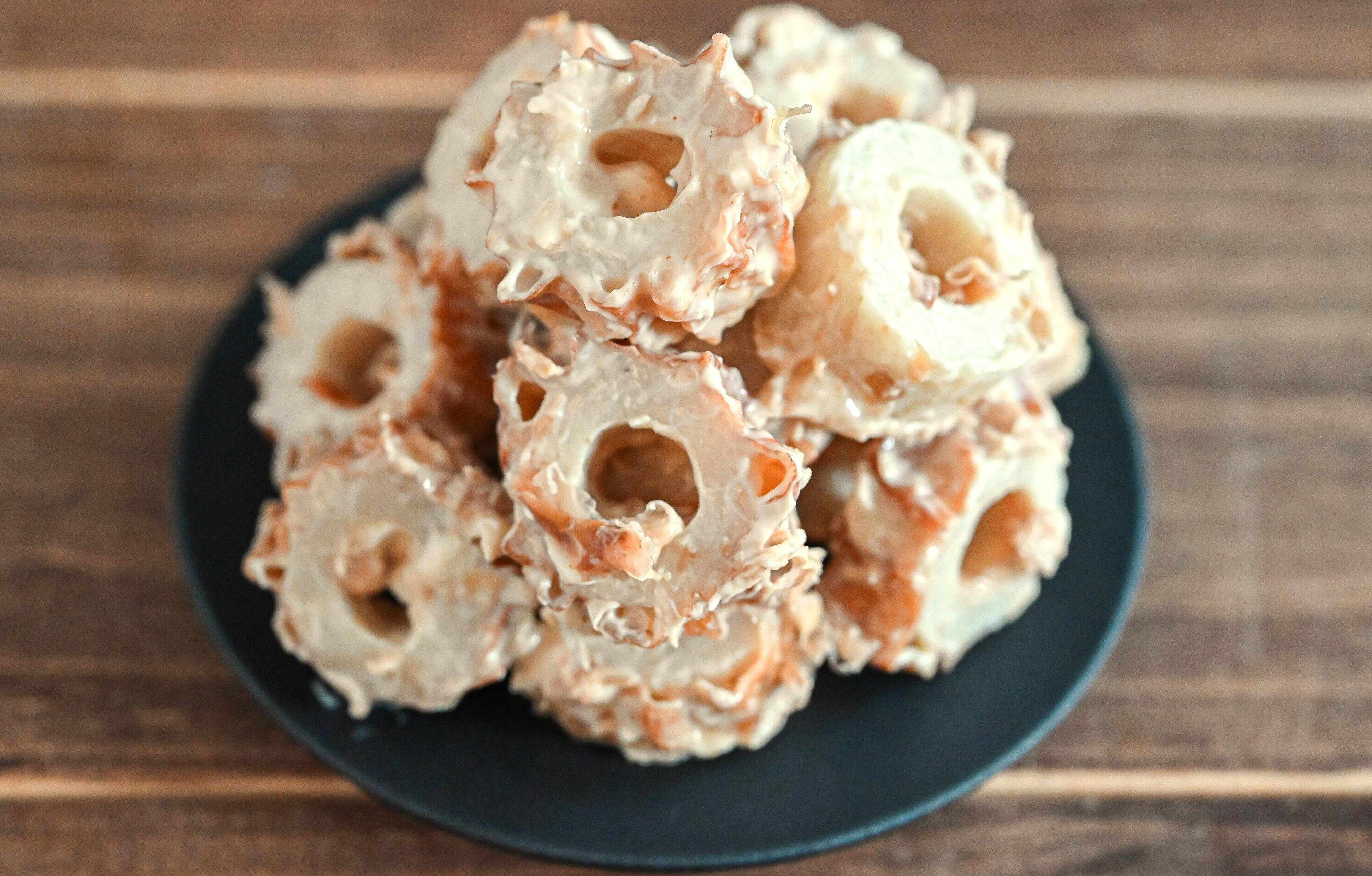 皿に盛られたちくわのクリームチーズおかか和え