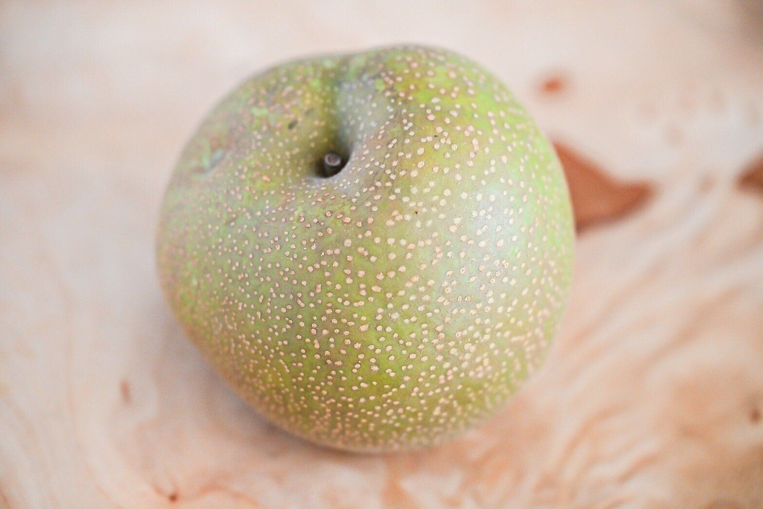 テーブルに置いた梨