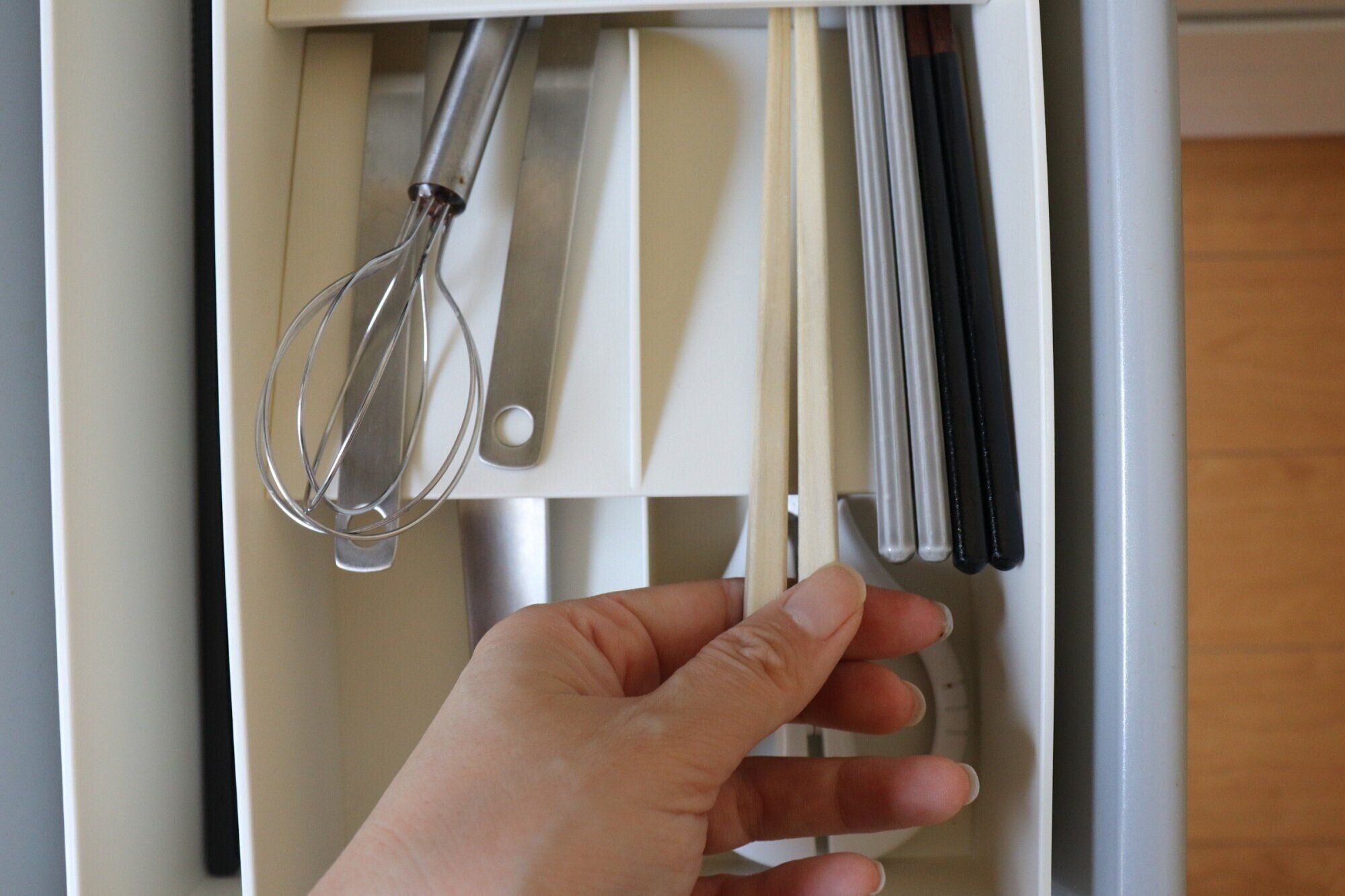 【3COINS】どんな引き出しでもシンデレラフィット!?スリコで見つけた550円収納グッズはキッチンで活躍間違いなし