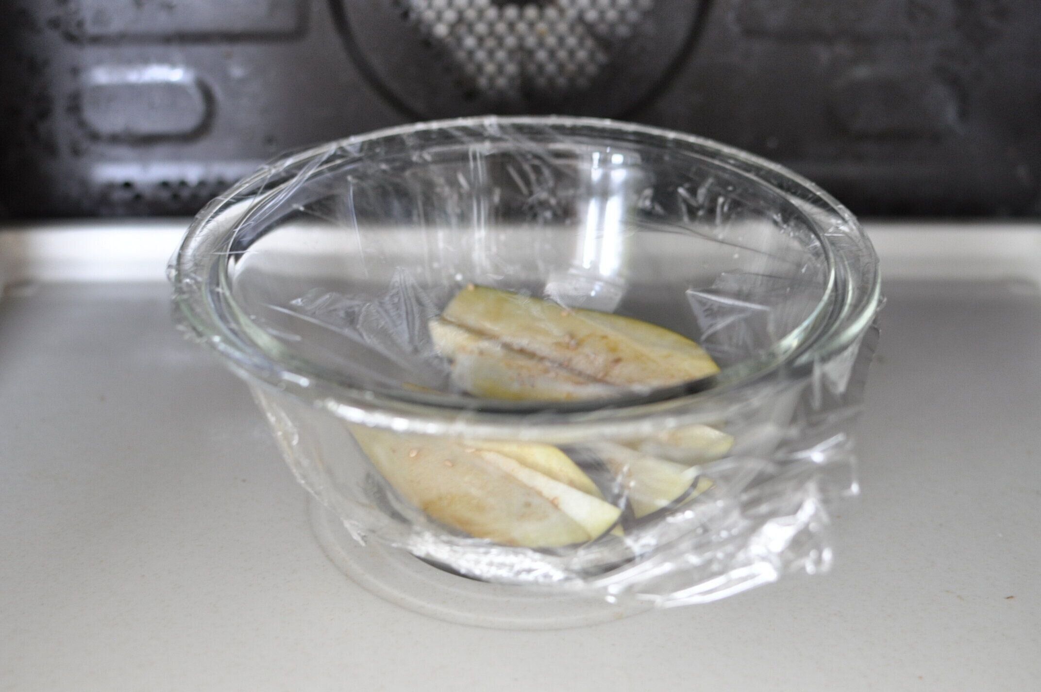 ボウルにラップをかけ、レンジにセットした様子