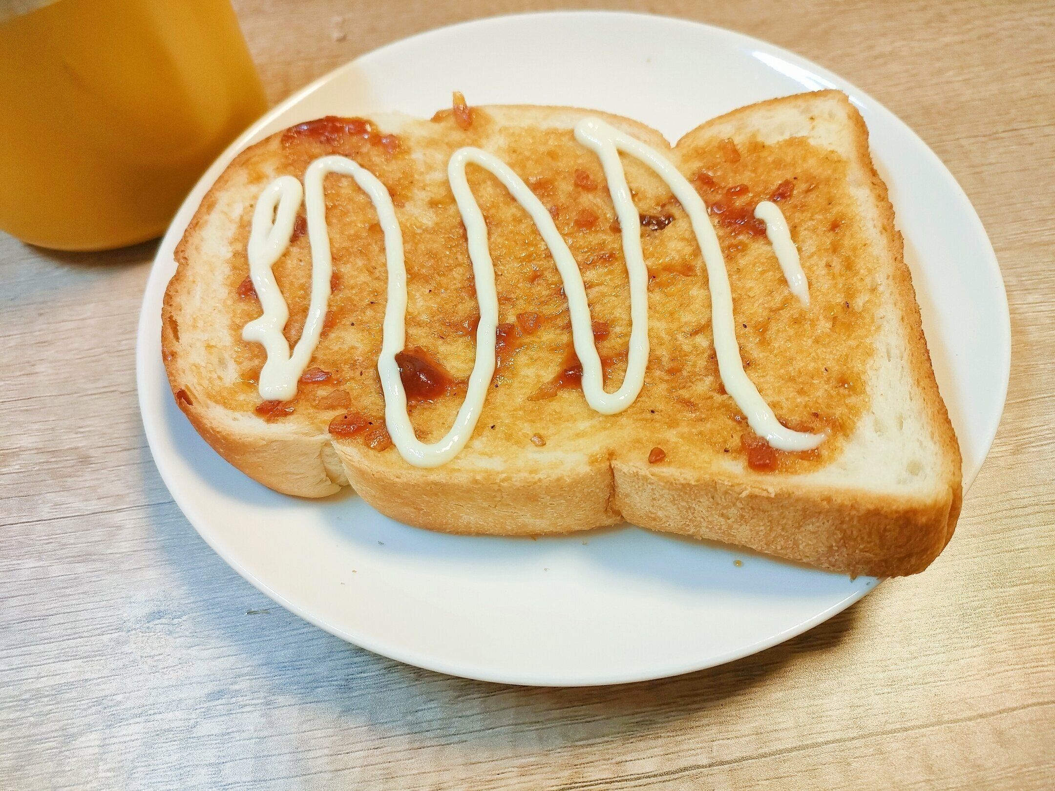 テリヤキソースとマヨネーズを食パンに塗って食べる