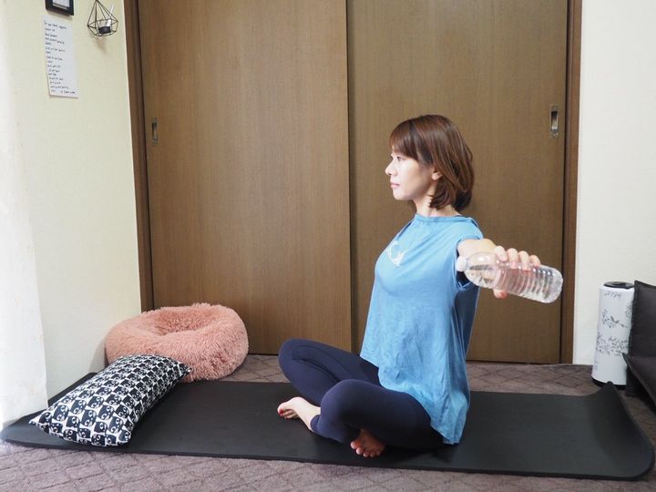 家で簡単にできる 手のひらクルクル 30秒 3セットで二の腕すっきりエクササイズ サンキュ 家で簡単にできる 手のひらクルクル 30秒 3セットで二の腕すっきりエクササイズ サンキュ