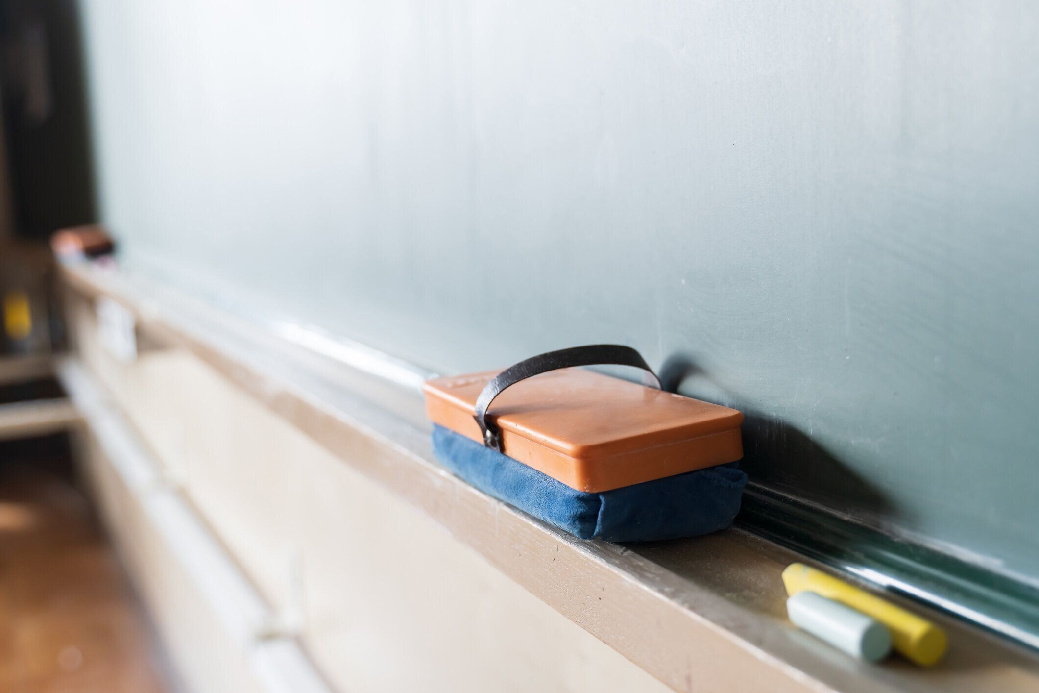 日本の小学校における黒板と黒板消しゴム