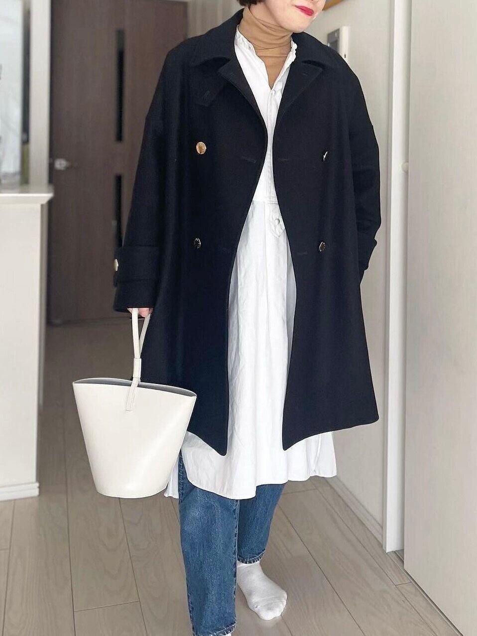 黒コートに白ワンピース