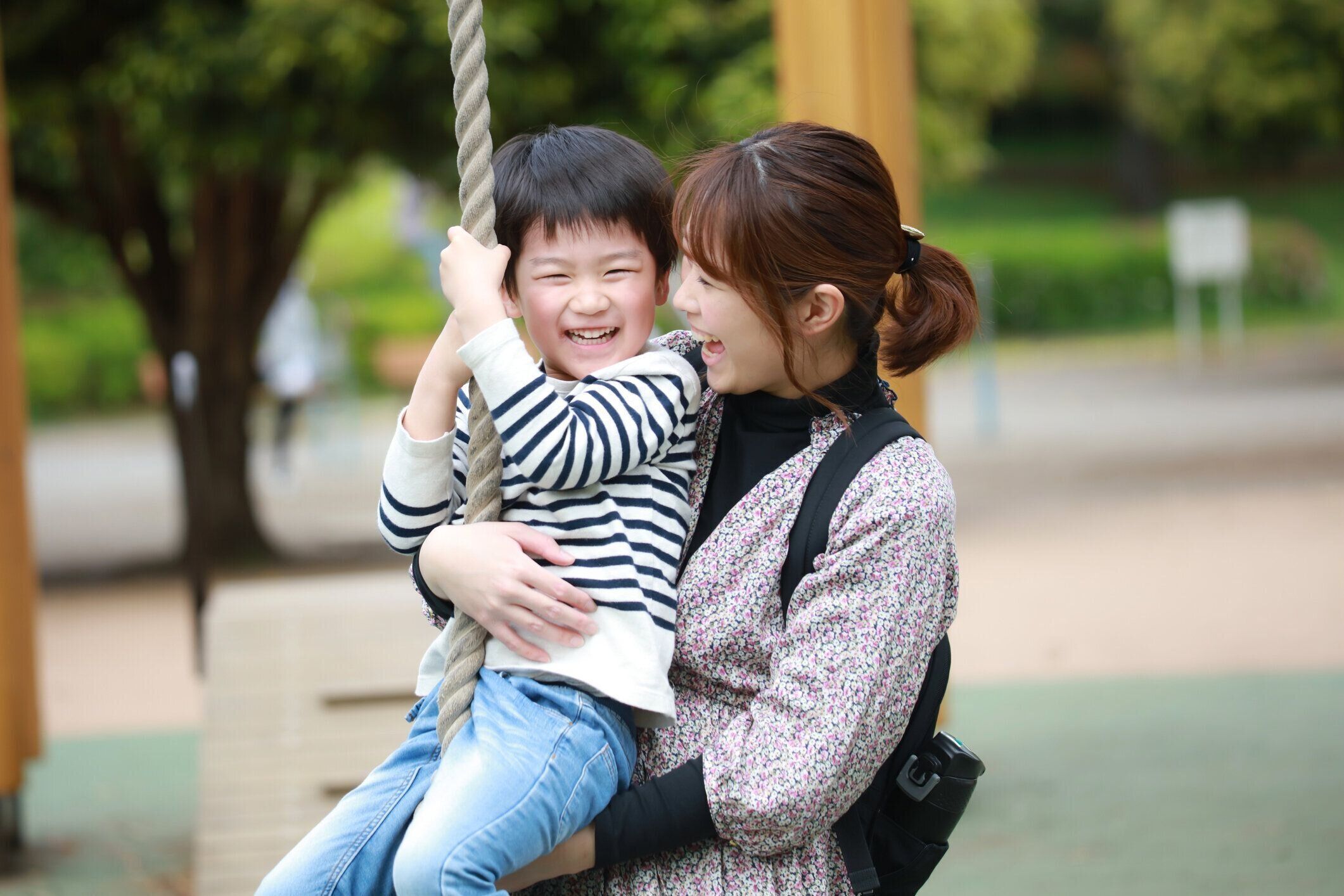 ターザンロープで遊ぶ親子