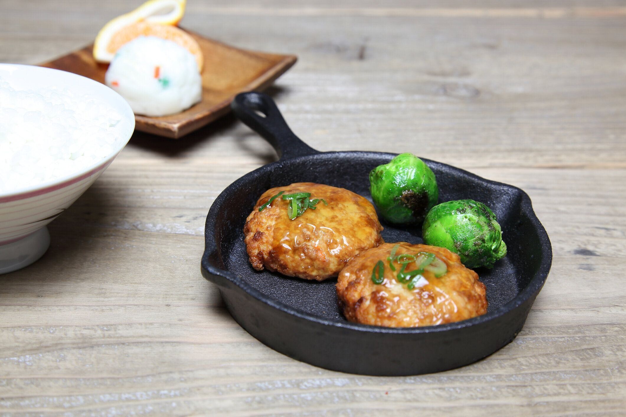 豆腐とひき肉から作られた日本のハンバーグ ステーキ