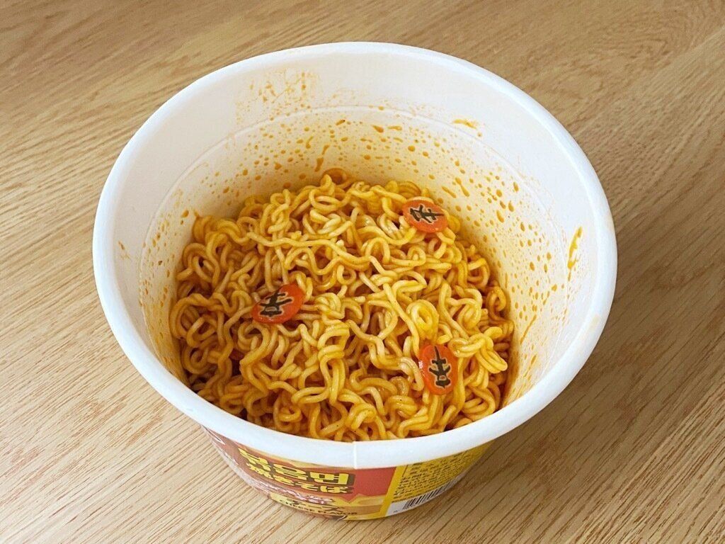 辛ラーメンチーズ焼きそばカップ開封