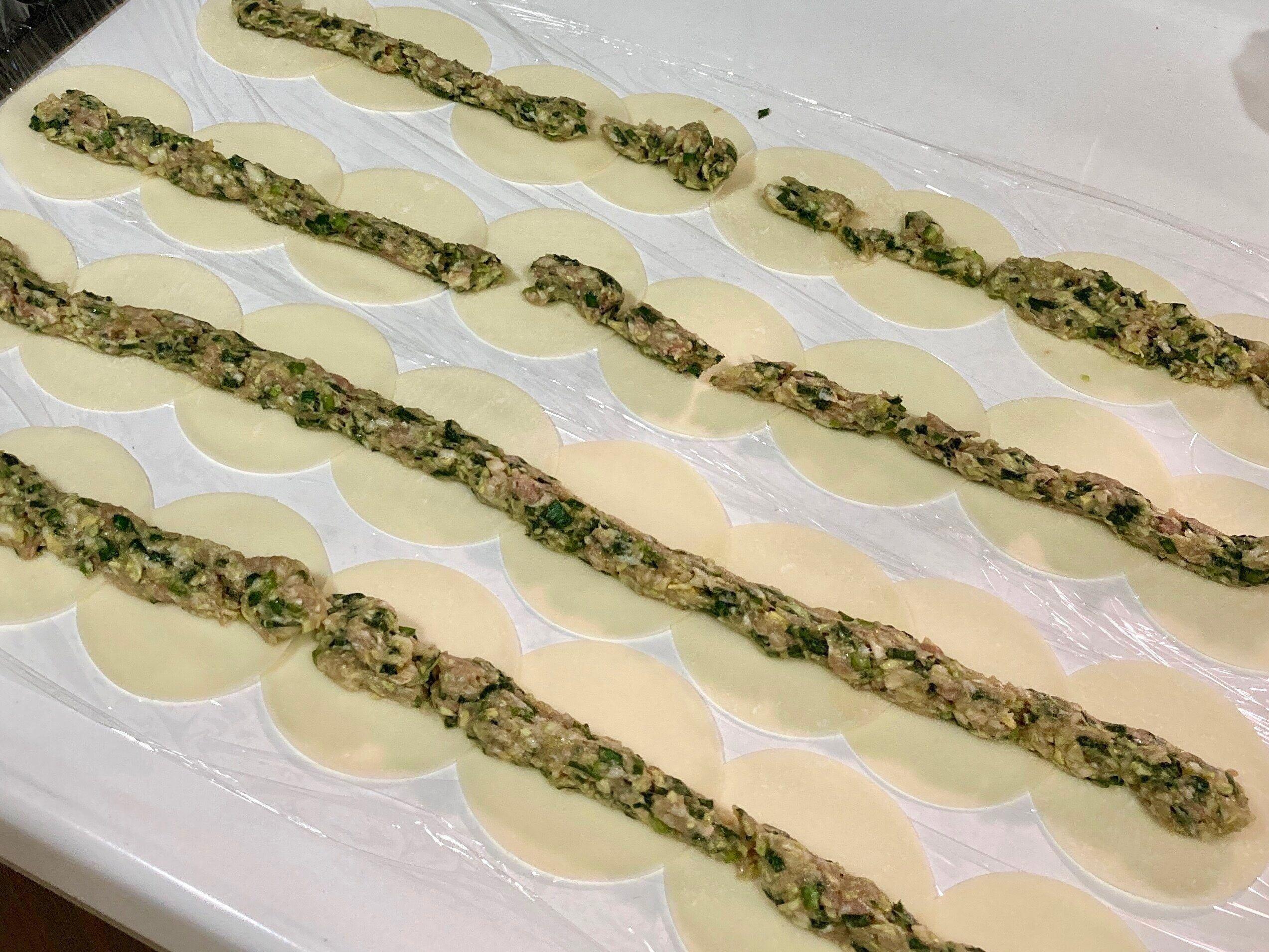 餃子の皮に搾り出された餡