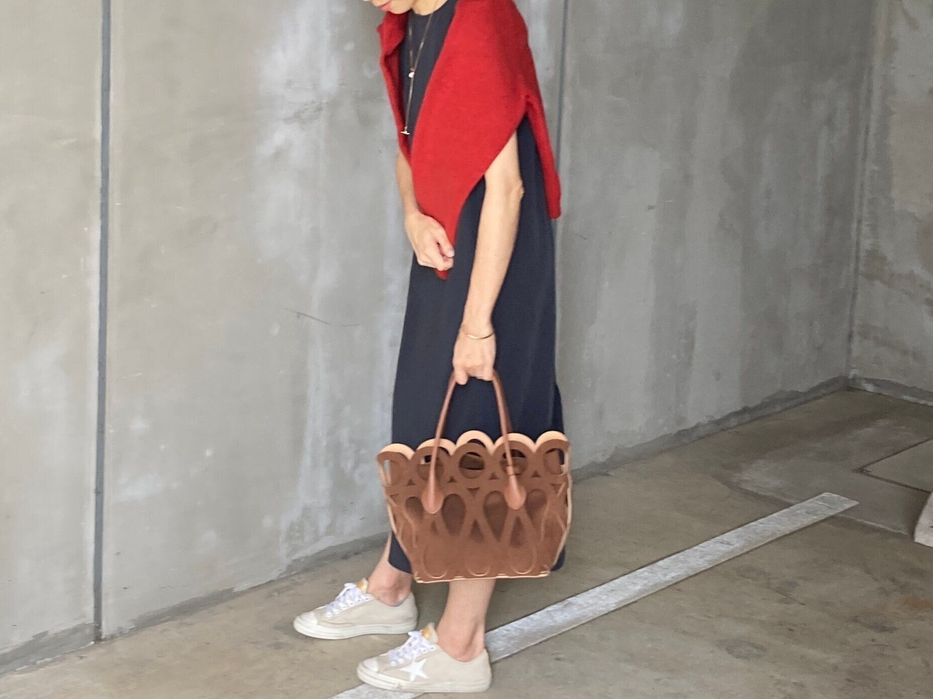 カーディガンの肩掛け