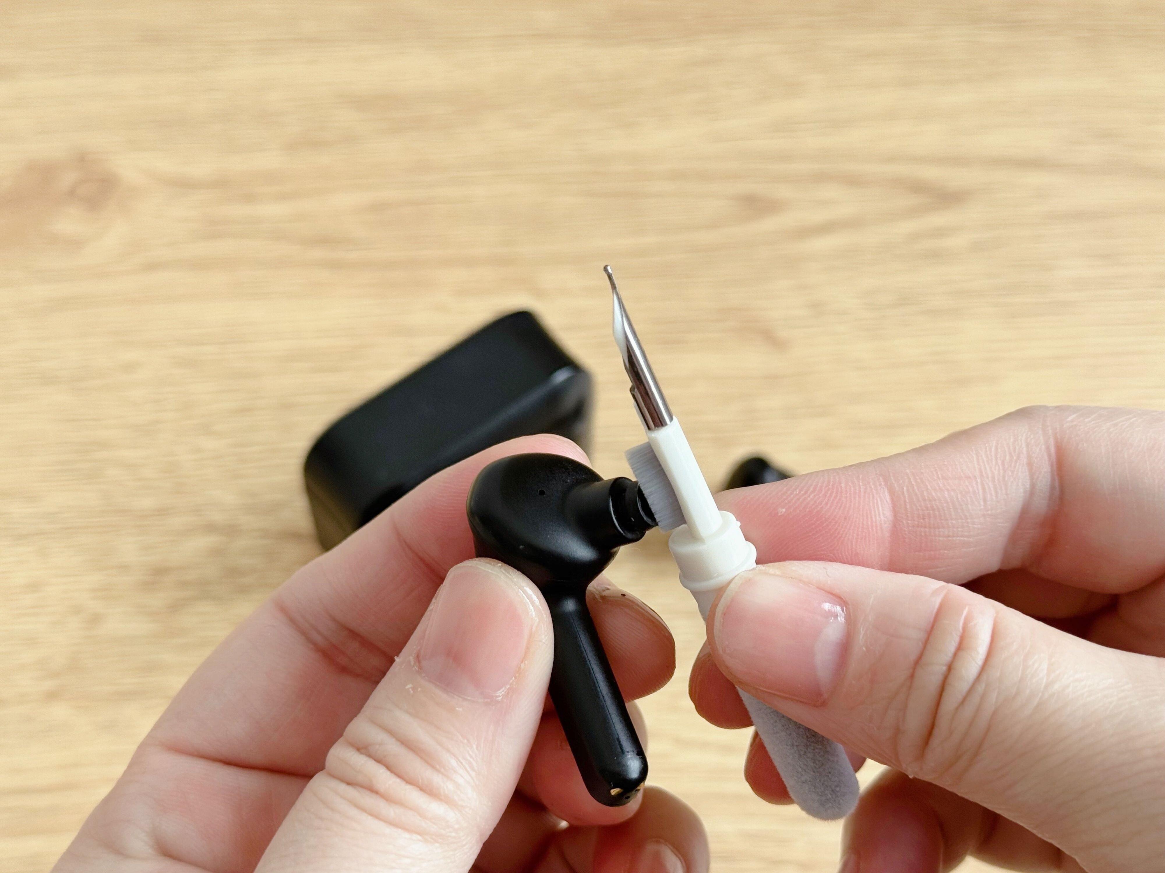 細いブラシ部分はスピーカー部分の掃除に