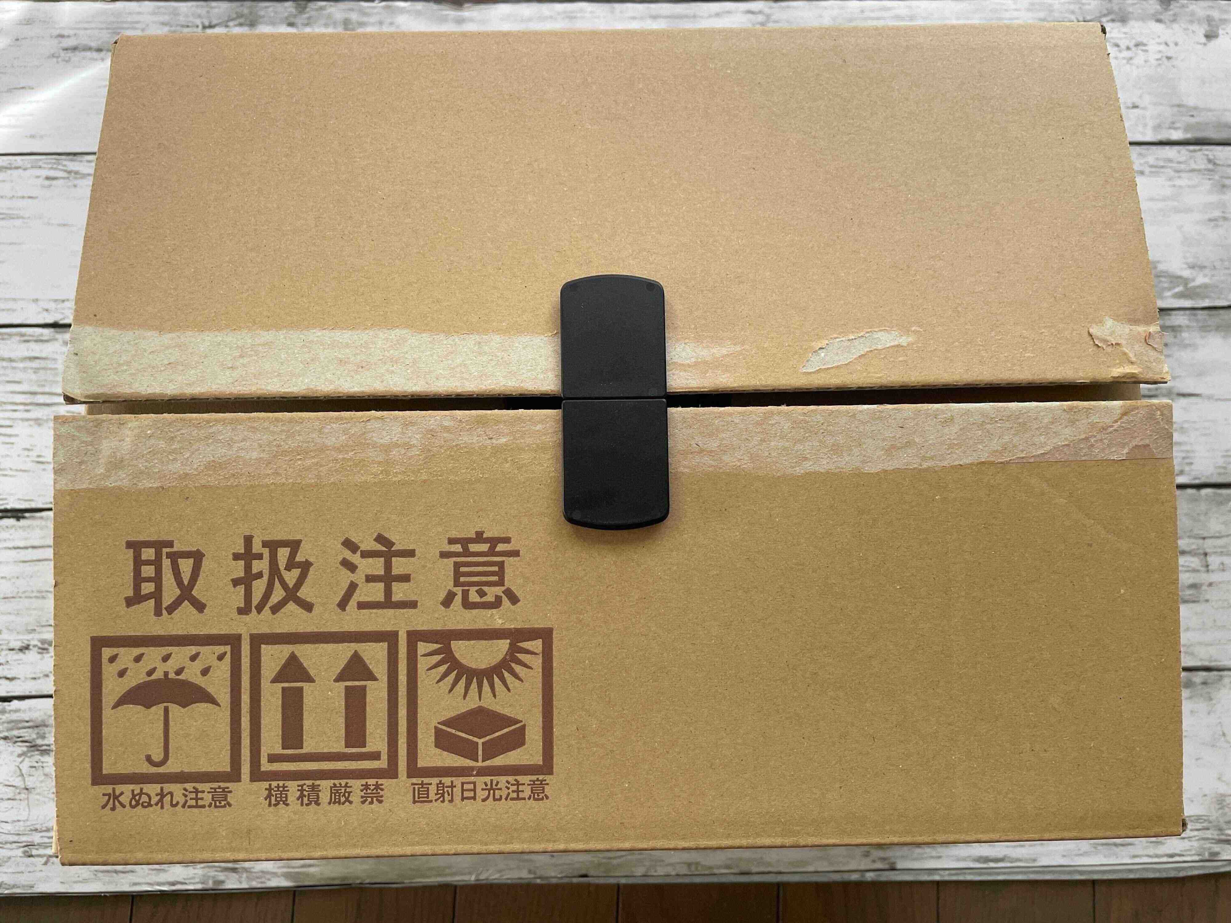 ダンボールクリップで留めたダンボール