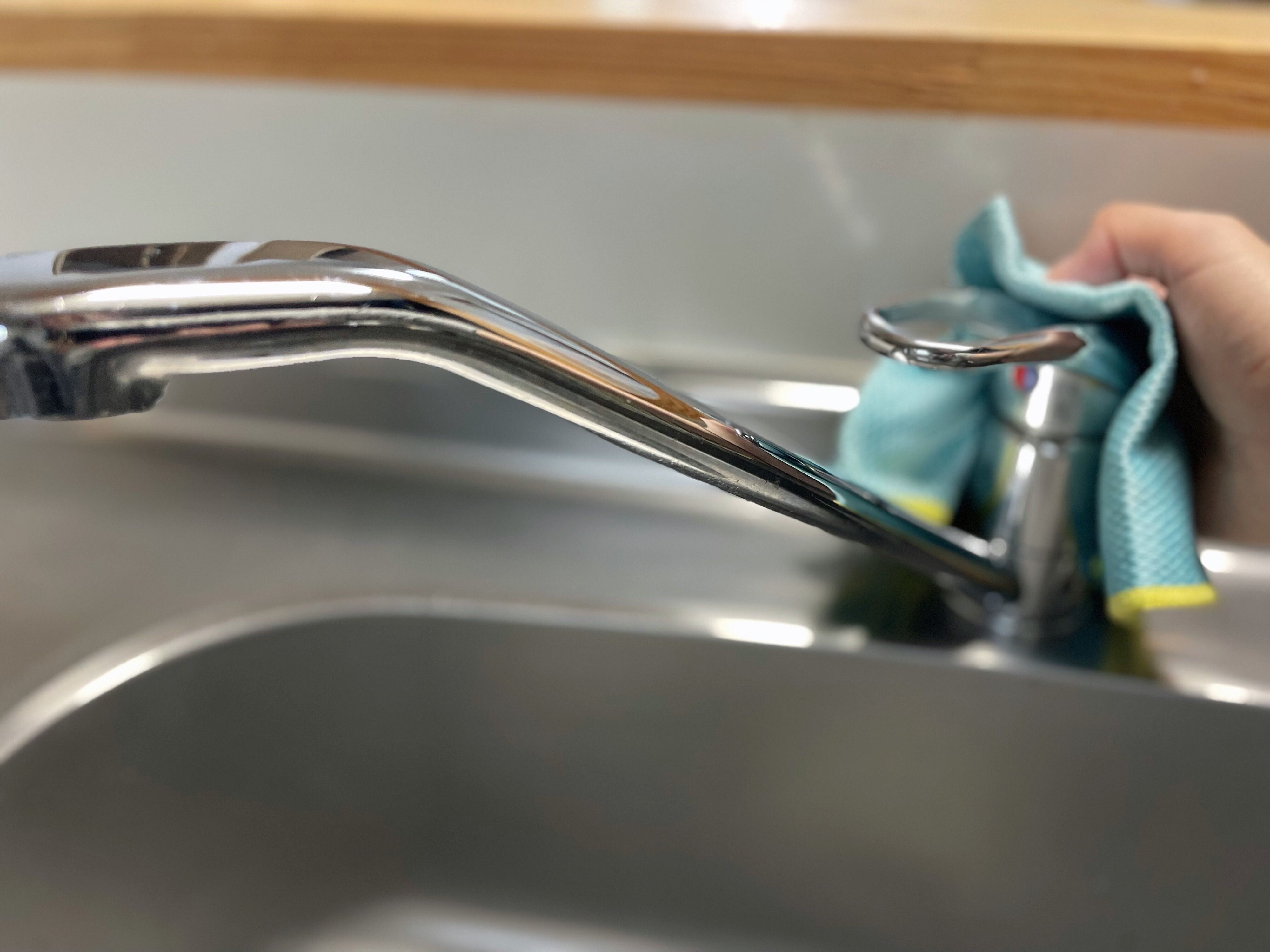 2．水栓に水をかけること