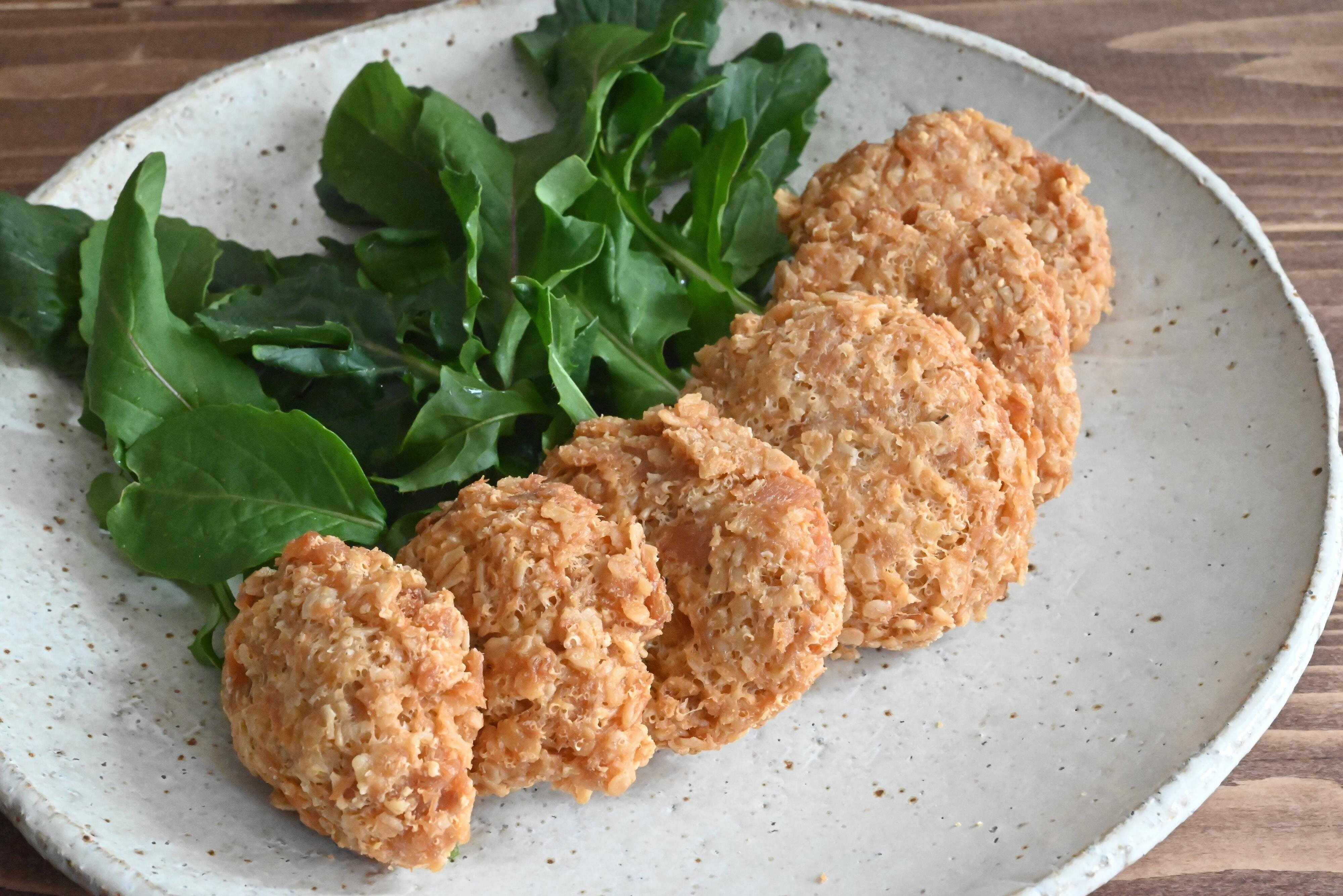 陶器の皿に盛られたオートミールナゲット