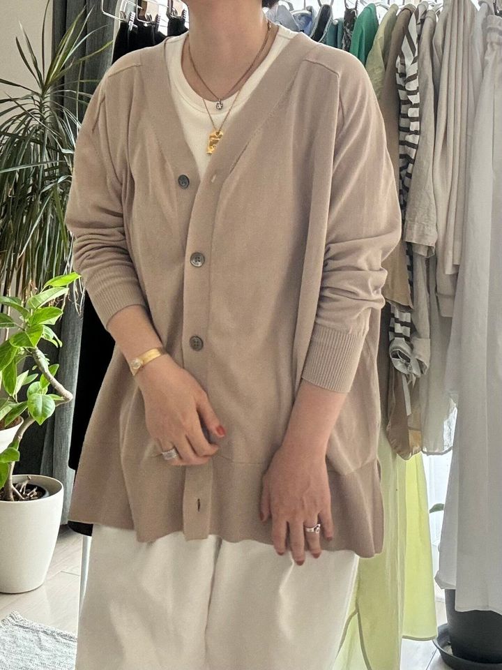 ベージュカーディガン