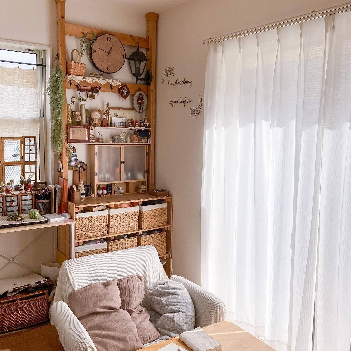 リビングに飾る収納棚もディアウォールで