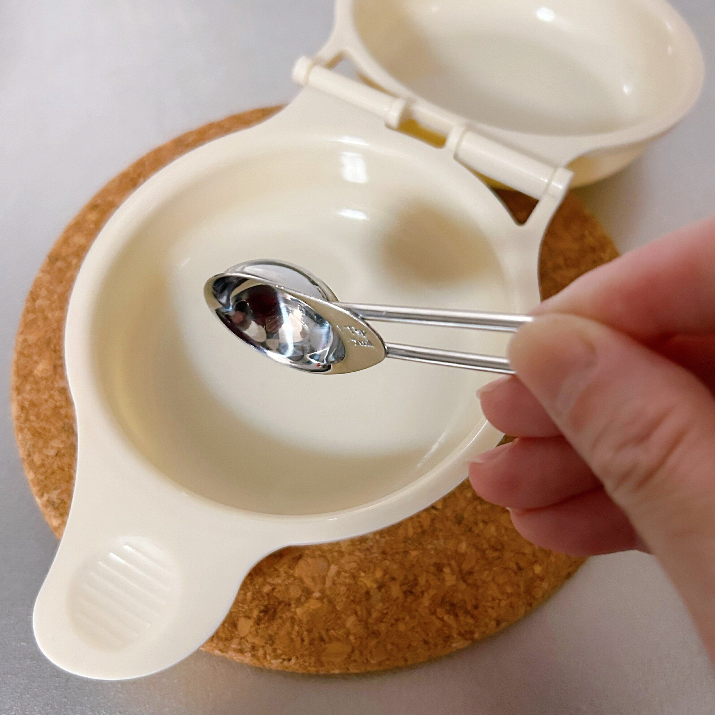 容器に水を入れる