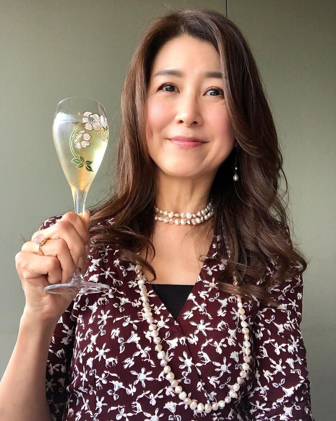 40代に似合うロングヘアスタイル ツヤ感のある巻き方で若返りロングに