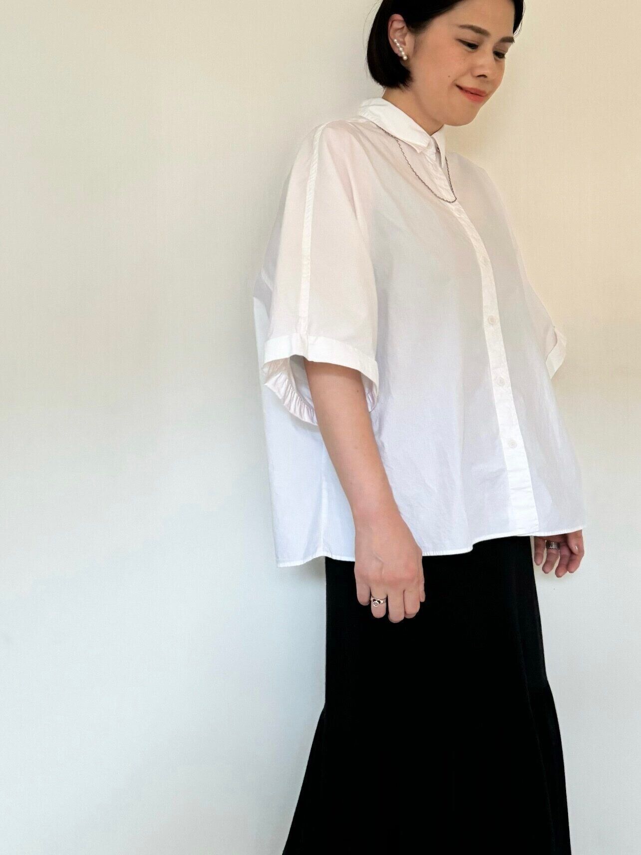 白シャツと黒スカート