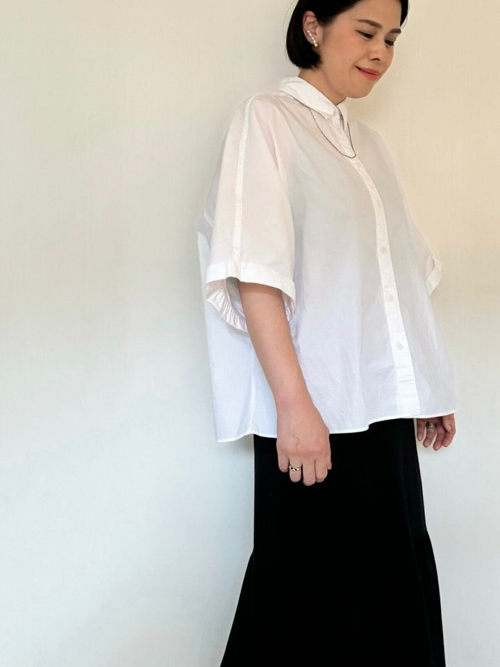 白シャツと黒スカート