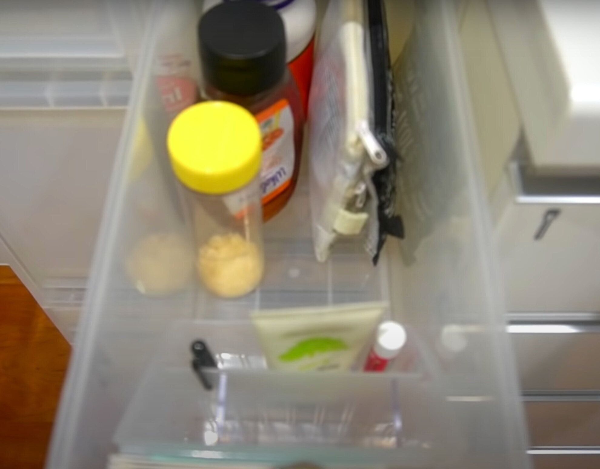 無印のボックスに100均のデスクポケットで収納