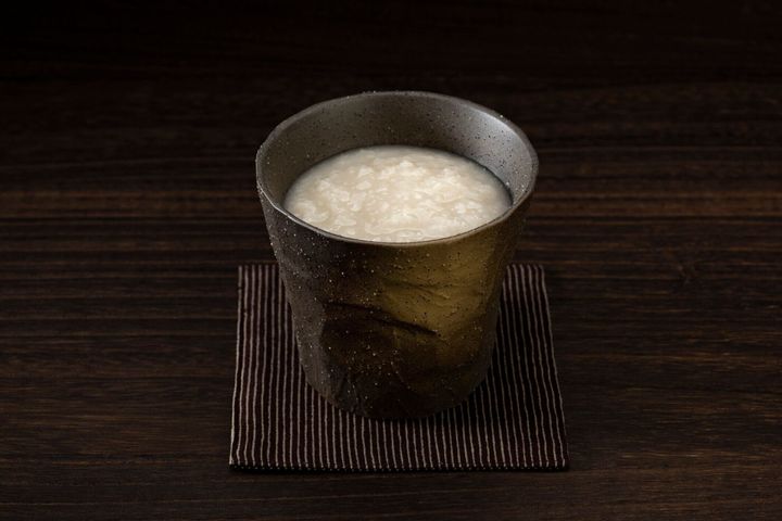 甘酒、発酵米から作られた日本の飲料の伝統的な甘い非アルコール酒