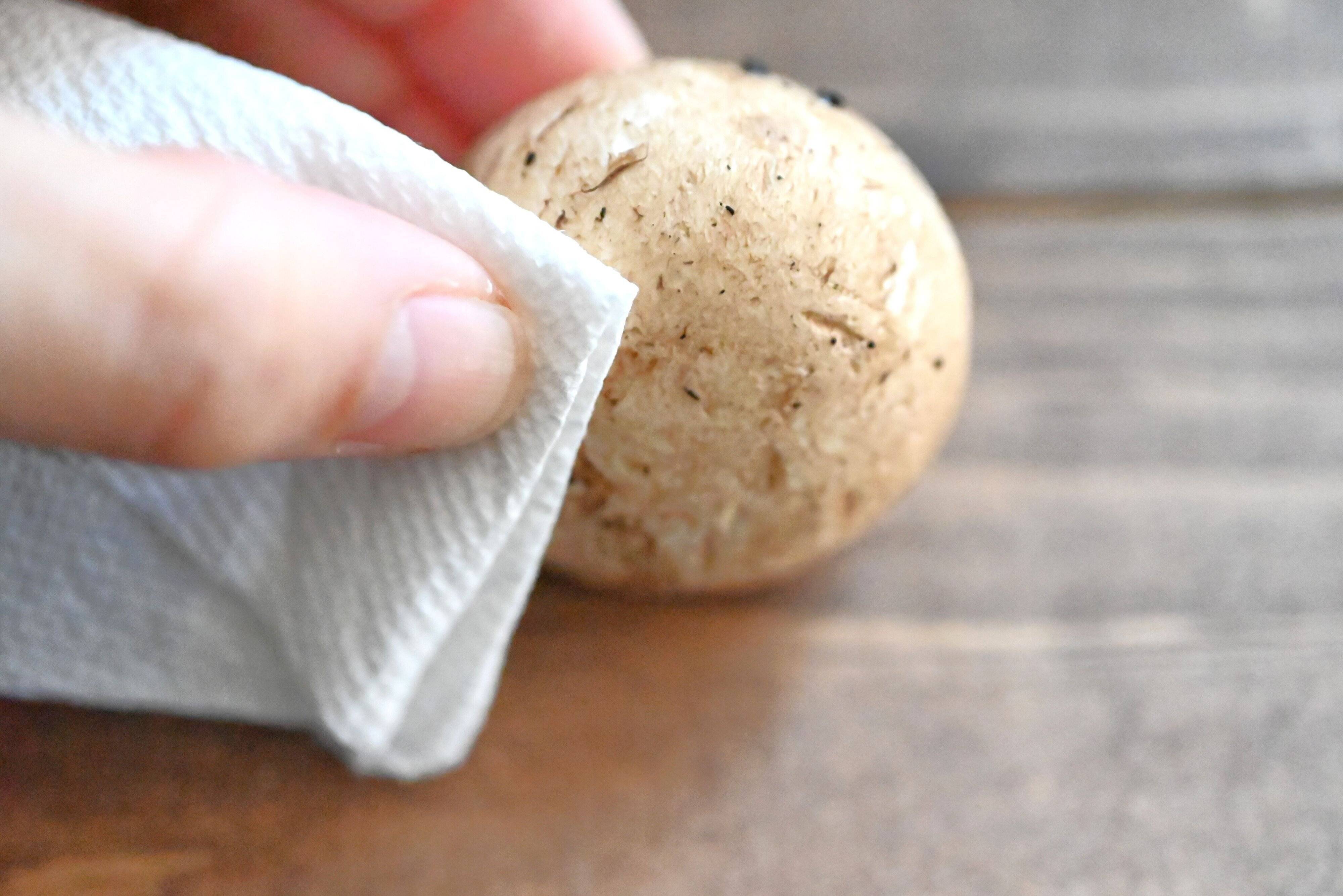 マッシュルームの汚れを拭いているところ