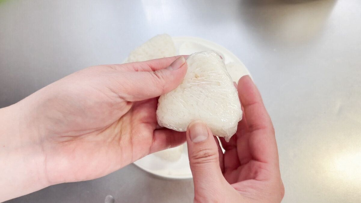 おにぎりを握る