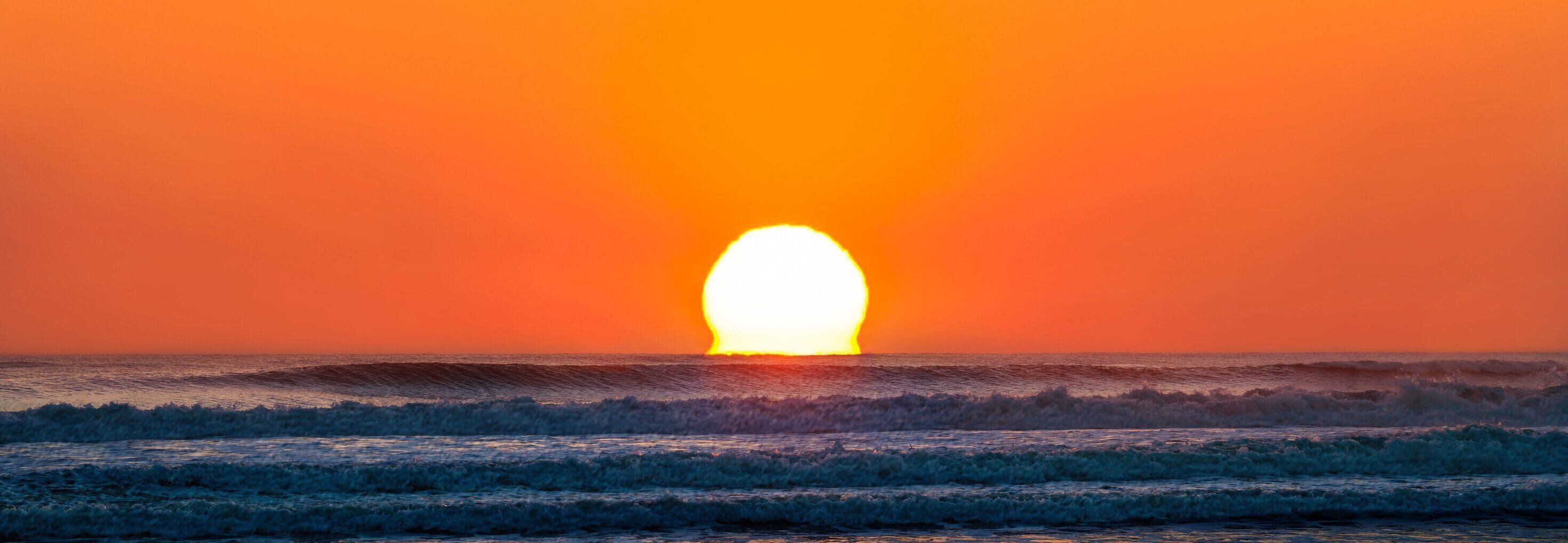 オメガ型の日の出の蜃気楼