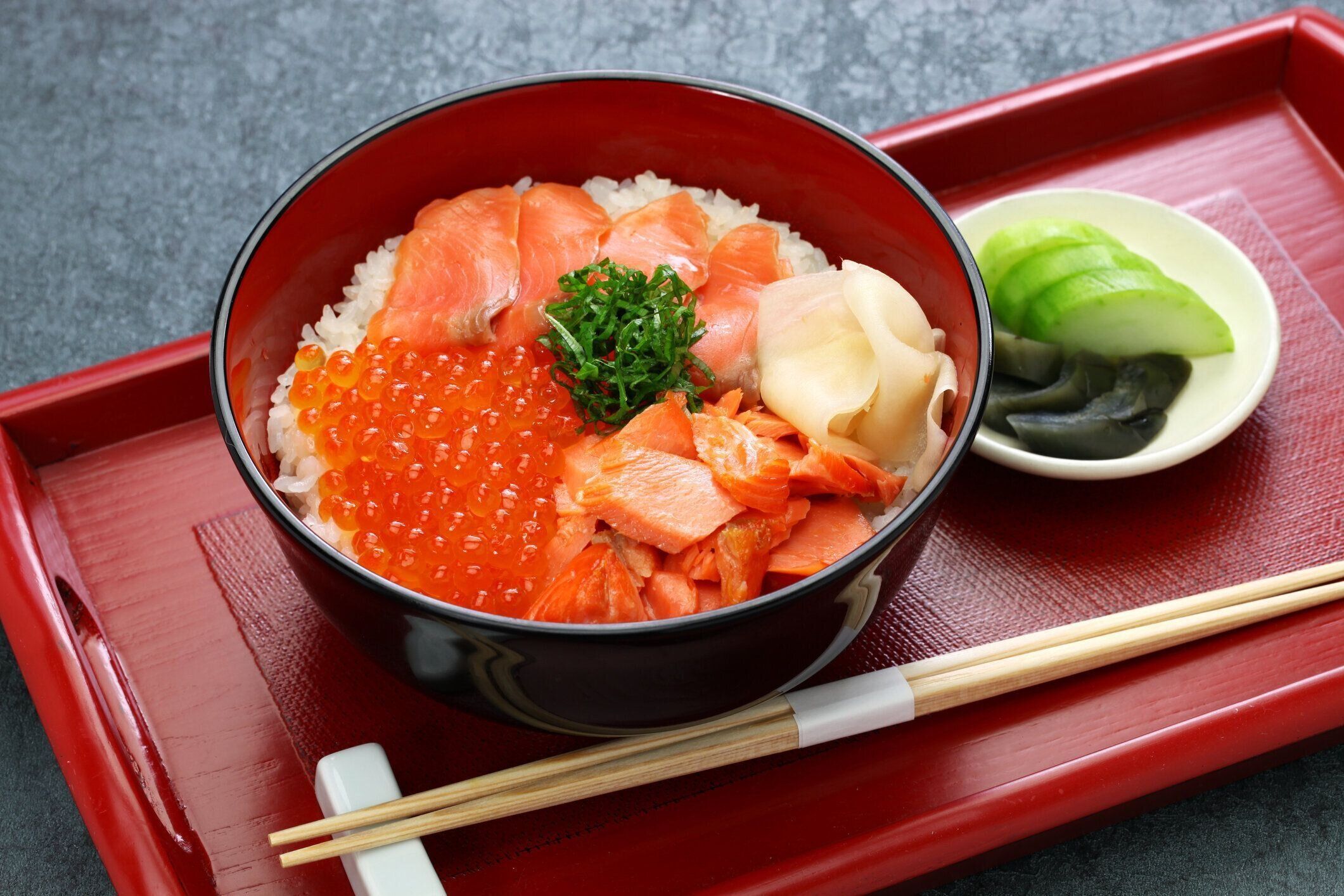 サーモンとサーモンローをトッピングした日本丼