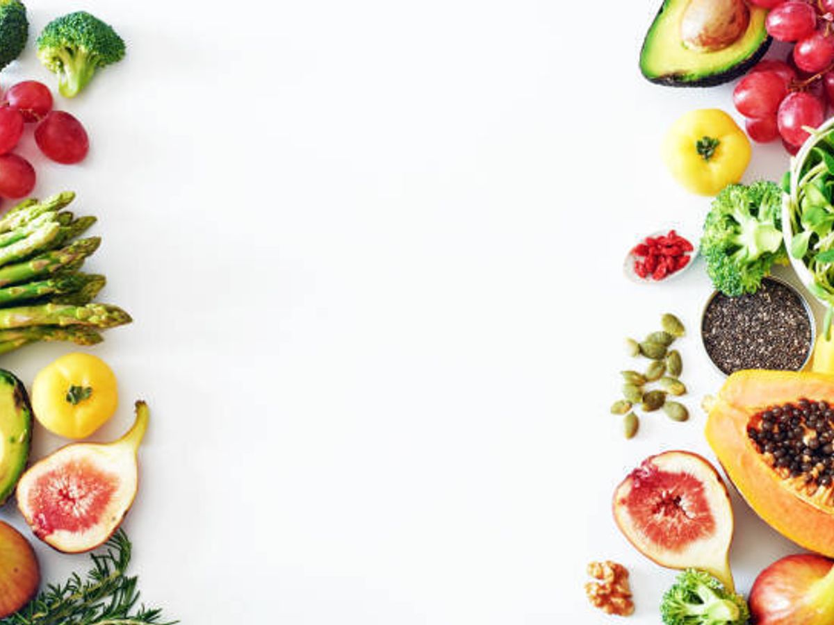 新鮮な野菜や果物食品のフレームはコピー スペースと白い背景の上。