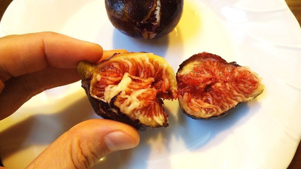 いちじくを割る