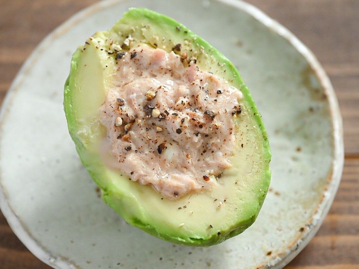 皿にのったアボカド