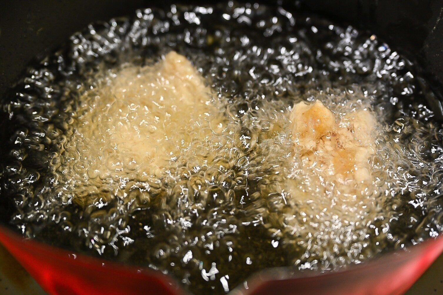 油に入った鶏もも肉