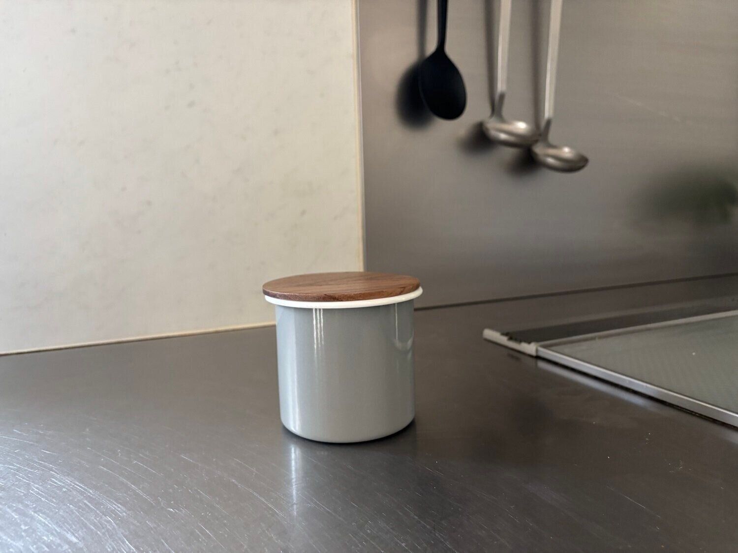 【3COINS】グレー色がかわいすぎる！機能もうれしいホーロー容器