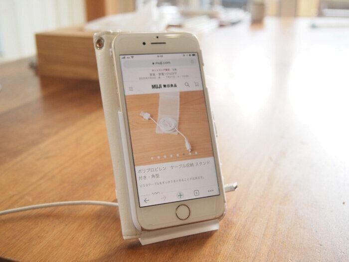 190円で 買ってよかった の気持ちで胸が満たされる 無印良品の ケーブル収納 スタンド付き サンキュ