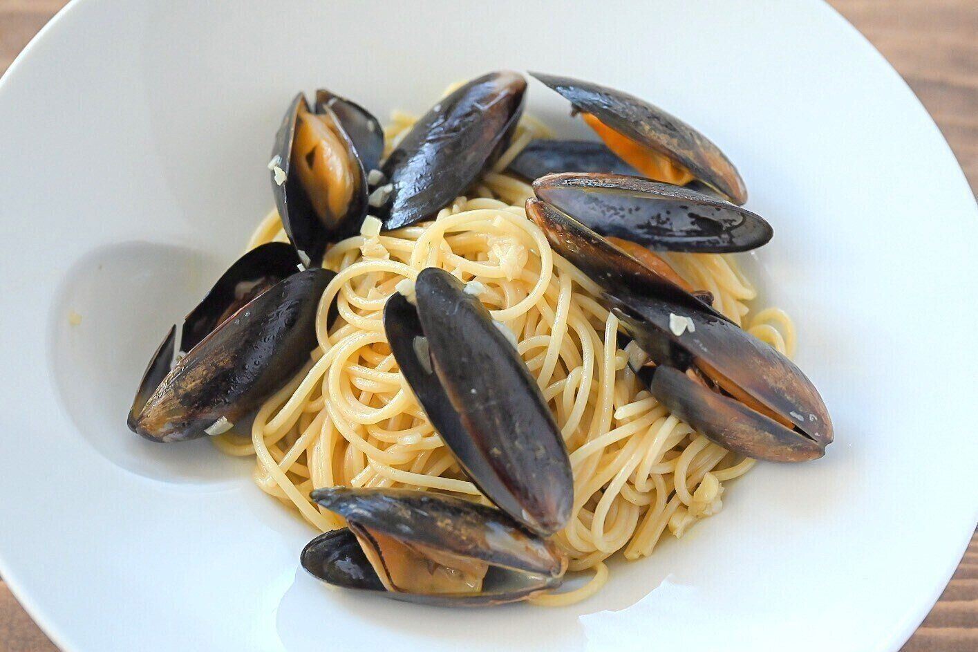 白い皿に盛られたムール貝のレシピ