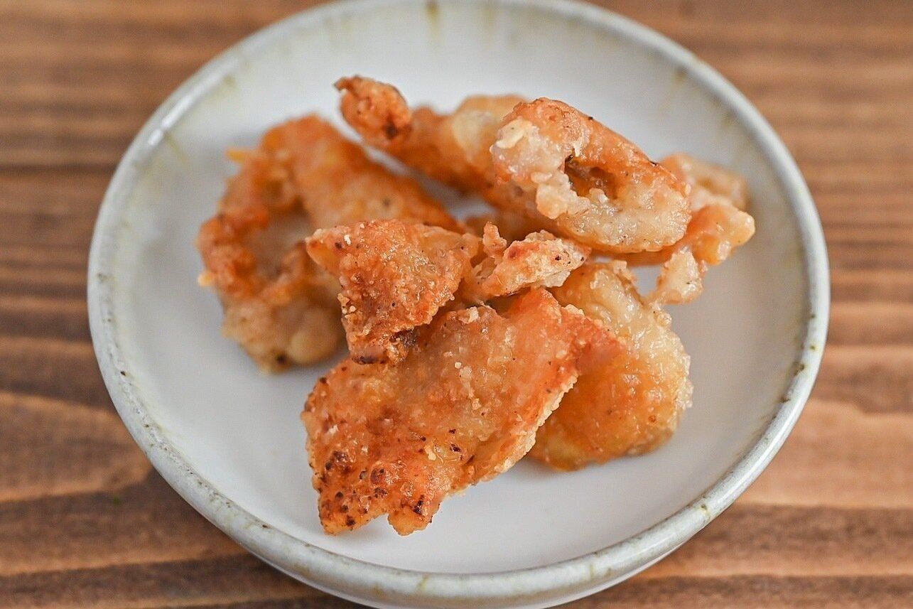 白い皿に盛られた鶏皮唐揚げ