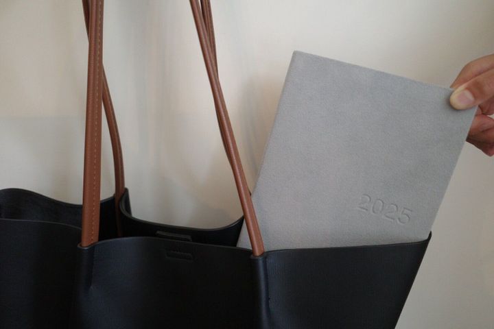 スエード調と色合いがかわいすぎる!無印良品の2025年のスケジュール帳は持てば気分が上がること間違いなし