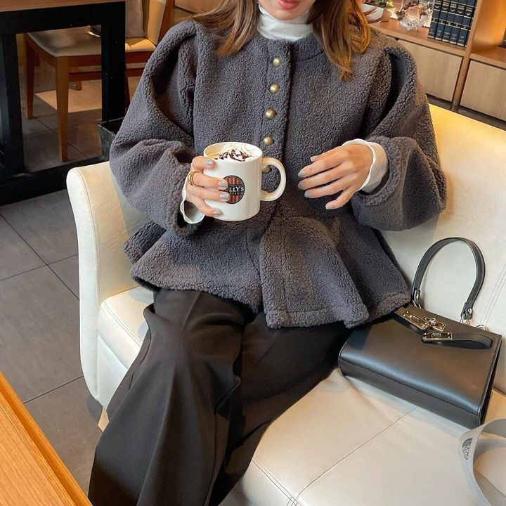 ママ友との集まりに!今年らしさ満点の華やかコーデ