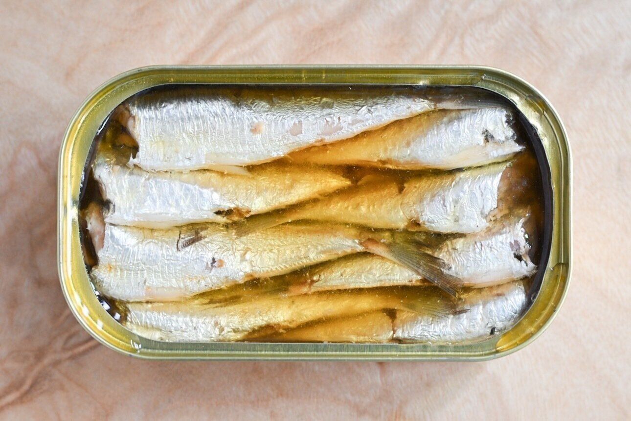 蓋を開けたいわし缶