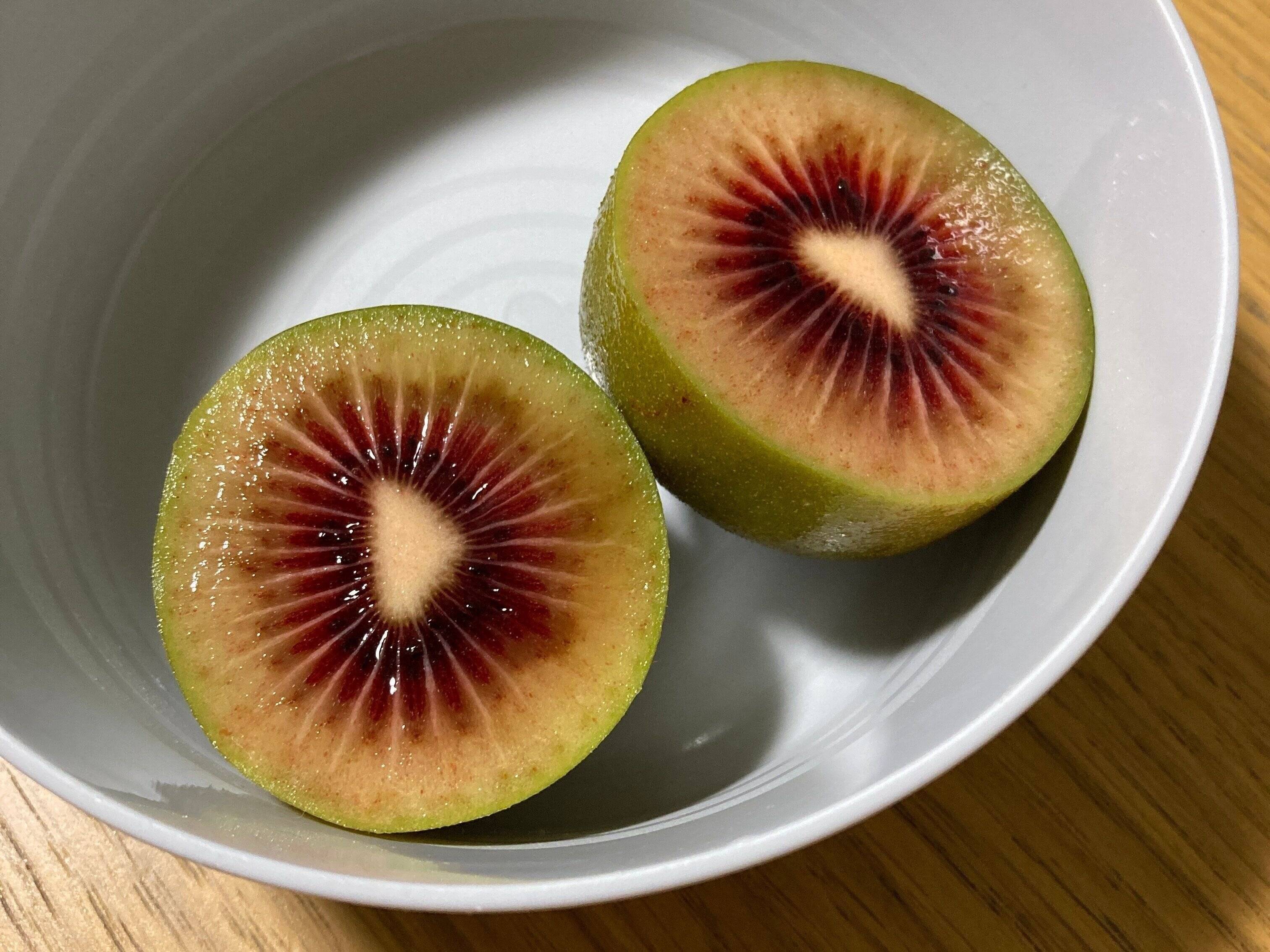 半分にカットされたルビーレッド