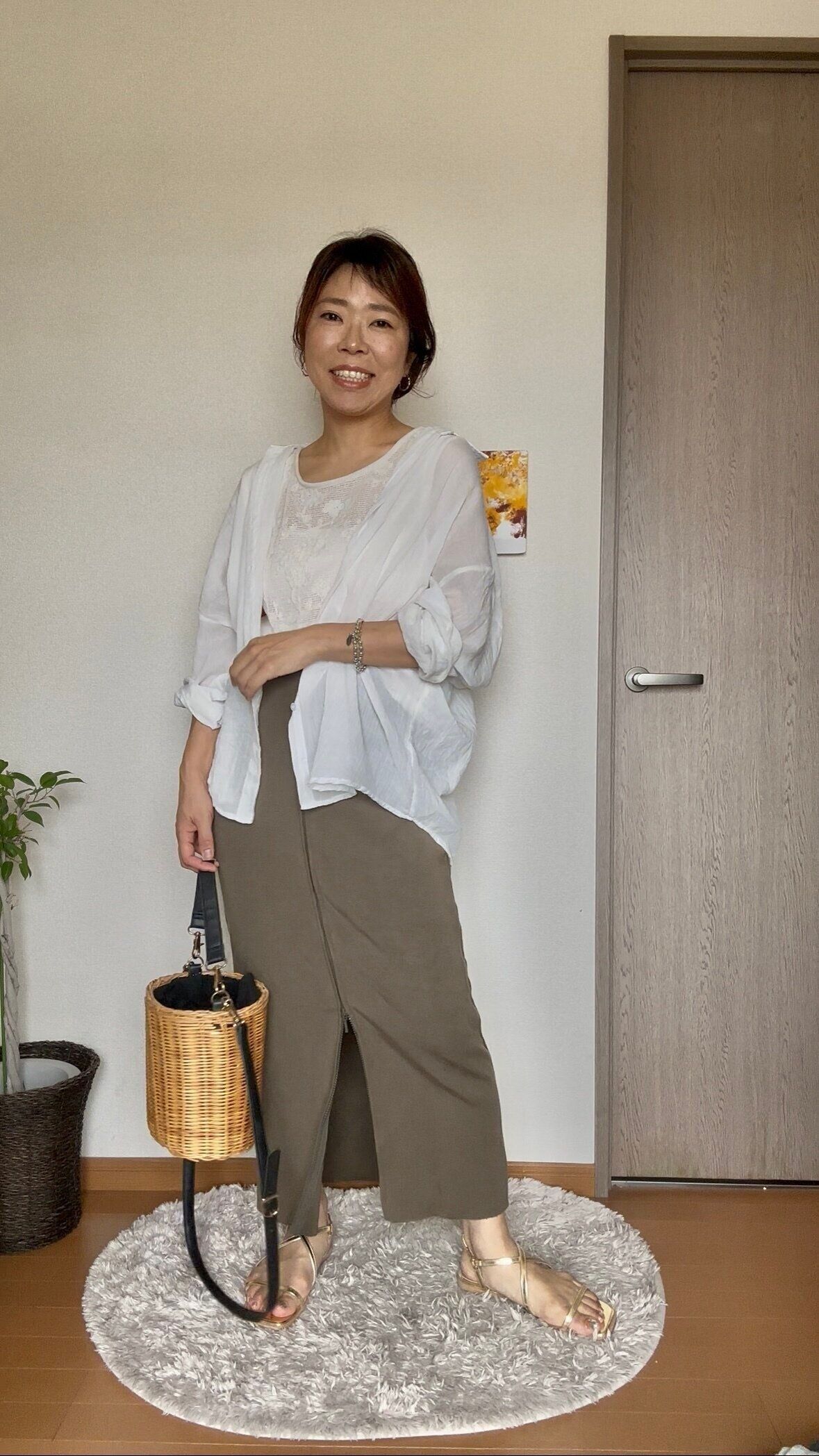 シアーシャツとレーストップスとタイトスカートのコーディネート